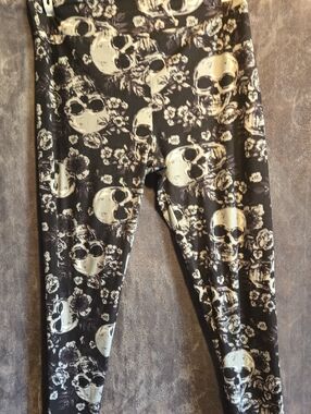 LuLaRoe Black & Cream Skull Floral Leggings